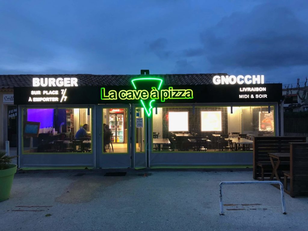 Enseigne lumineuse pizzeria Saint Cyr sur Mer dans la nuit
