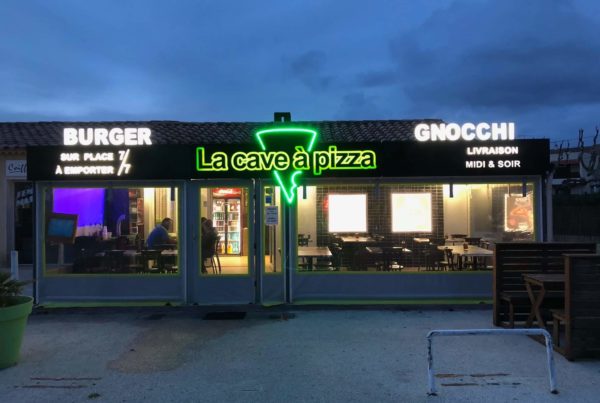 Enseigne lumineuse pizzeria Saint Cyr sur Mer dans la nuit