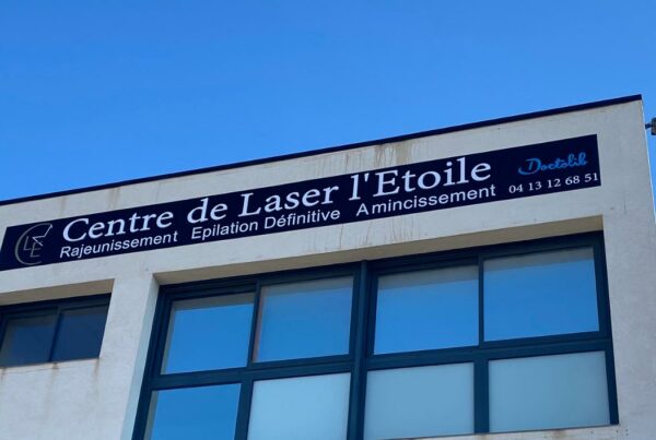 Une enseigne en aluminium avec des lettres en relief en PVC combine la robustesse et la modernité de l’aluminium avec la légèreté et la polyvalence du PVC. Ce type d’enseigne est parfait pour les entreprises qui souhaitent une signalétique extérieure élégante et durable, tout en bénéficiant d’un effet tridimensionnel attractif. Caractéristiques d'une enseigne alu avec lettres en relief en PVC : Structure en aluminium : L’aluminium est utilisé pour le fond de l’enseigne. Il est léger, résistant à la corrosion et idéal pour une installation en extérieur. La finition peut être mate, brossée ou laquée selon l’effet recherché et la charte graphique de l’entreprise. L'aluminium peut être découpé pour s'adapter aux formes de l'enseigne et offrir un cadre ou un fond solide pour les lettres. Lettres en relief en PVC : Les lettres en PVC sont découpées en relief pour donner un effet 3D à l’enseigne. Le PVC est un matériau robuste et résistant aux intempéries, parfait pour les lettres en extérieur. Les lettres peuvent être peintes dans différentes couleurs pour correspondre à l'identité de l'entreprise et peuvent être de différentes épaisseurs pour un relief plus ou moins accentué. Fixation et installation : Les lettres en PVC sont fixées sur la base en aluminium à l'aide d'adhésifs puissants ou de vis dissimulées pour garantir une bonne tenue dans le temps. L’enseigne est installée directement sur la façade ou sur une structure de support. Elle peut également être montée sur des entretoises pour ajouter un effet d’ombre entre les lettres et le fond, renforçant ainsi la profondeur de l’enseigne. Options de personnalisation : Couleurs : Les lettres peuvent être peintes en fonction des couleurs de la marque, et la base en aluminium peut être finie dans des textures variées. Effet de profondeur : En utilisant des lettres en PVC de différentes épaisseurs, vous pouvez créer des effets visuels intéressants. Éclairage : Bien qu'il s'agisse d'une enseigne non lumineuse, il est possible d’ajouter des éclairages extérieurs, tels que des spots ou des projecteurs LED, pour la mettre en valeur la nuit. Avantages d'une enseigne alu avec lettres en relief en PVC : Durabilité : Les matériaux résistants à l'extérieur, comme l'aluminium et le PVC, assurent une longue durée de vie de l'enseigne, même dans des conditions climatiques difficiles. Esthétique moderne : L’association de l’aluminium et des lettres en relief en PVC offre un look contemporain et professionnel. Impact visuel : Les lettres en relief attirent naturellement l’œil, donnant une impression de qualité et de prestige. Personnalisation : La possibilité de jouer avec les couleurs, les épaisseurs et les formes permet de créer une enseigne qui reflète parfaitement l'identité de l'entreprise. Installation facile : Ce type d’enseigne est relativement léger, ce qui facilite son installation sur divers types de surfaces. Utilisations idéales : Ce type d’enseigne est couramment utilisé pour : Les façades de boutiques et commerces : Attire les passants et aide à renforcer l’image de marque. Les bureaux et bâtiments d’entreprise : Offre un repère visible et esthétique. Les zones commerciales et industrielles : Assure une bonne visibilité de jour comme de nuit. Une enseigne en aluminium avec lettres en relief en PVC est donc une solution polyvalente et esthétique qui met en valeur l'identité d'une entreprise tout en étant durable et économique.