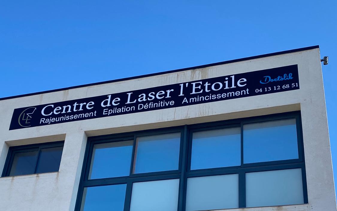 Une enseigne en aluminium avec des lettres en relief en PVC combine la robustesse et la modernité de l’aluminium avec la légèreté et la polyvalence du PVC. Ce type d’enseigne est parfait pour les entreprises qui souhaitent une signalétique extérieure élégante et durable, tout en bénéficiant d’un effet tridimensionnel attractif. Caractéristiques d'une enseigne alu avec lettres en relief en PVC : Structure en aluminium : L’aluminium est utilisé pour le fond de l’enseigne. Il est léger, résistant à la corrosion et idéal pour une installation en extérieur. La finition peut être mate, brossée ou laquée selon l’effet recherché et la charte graphique de l’entreprise. L'aluminium peut être découpé pour s'adapter aux formes de l'enseigne et offrir un cadre ou un fond solide pour les lettres. Lettres en relief en PVC : Les lettres en PVC sont découpées en relief pour donner un effet 3D à l’enseigne. Le PVC est un matériau robuste et résistant aux intempéries, parfait pour les lettres en extérieur. Les lettres peuvent être peintes dans différentes couleurs pour correspondre à l'identité de l'entreprise et peuvent être de différentes épaisseurs pour un relief plus ou moins accentué. Fixation et installation : Les lettres en PVC sont fixées sur la base en aluminium à l'aide d'adhésifs puissants ou de vis dissimulées pour garantir une bonne tenue dans le temps. L’enseigne est installée directement sur la façade ou sur une structure de support. Elle peut également être montée sur des entretoises pour ajouter un effet d’ombre entre les lettres et le fond, renforçant ainsi la profondeur de l’enseigne. Options de personnalisation : Couleurs : Les lettres peuvent être peintes en fonction des couleurs de la marque, et la base en aluminium peut être finie dans des textures variées. Effet de profondeur : En utilisant des lettres en PVC de différentes épaisseurs, vous pouvez créer des effets visuels intéressants. Éclairage : Bien qu'il s'agisse d'une enseigne non lumineuse, il est possible d’ajouter des éclairages extérieurs, tels que des spots ou des projecteurs LED, pour la mettre en valeur la nuit. Avantages d'une enseigne alu avec lettres en relief en PVC : Durabilité : Les matériaux résistants à l'extérieur, comme l'aluminium et le PVC, assurent une longue durée de vie de l'enseigne, même dans des conditions climatiques difficiles. Esthétique moderne : L’association de l’aluminium et des lettres en relief en PVC offre un look contemporain et professionnel. Impact visuel : Les lettres en relief attirent naturellement l’œil, donnant une impression de qualité et de prestige. Personnalisation : La possibilité de jouer avec les couleurs, les épaisseurs et les formes permet de créer une enseigne qui reflète parfaitement l'identité de l'entreprise. Installation facile : Ce type d’enseigne est relativement léger, ce qui facilite son installation sur divers types de surfaces. Utilisations idéales : Ce type d’enseigne est couramment utilisé pour : Les façades de boutiques et commerces : Attire les passants et aide à renforcer l’image de marque. Les bureaux et bâtiments d’entreprise : Offre un repère visible et esthétique. Les zones commerciales et industrielles : Assure une bonne visibilité de jour comme de nuit. Une enseigne en aluminium avec lettres en relief en PVC est donc une solution polyvalente et esthétique qui met en valeur l'identité d'une entreprise tout en étant durable et économique.